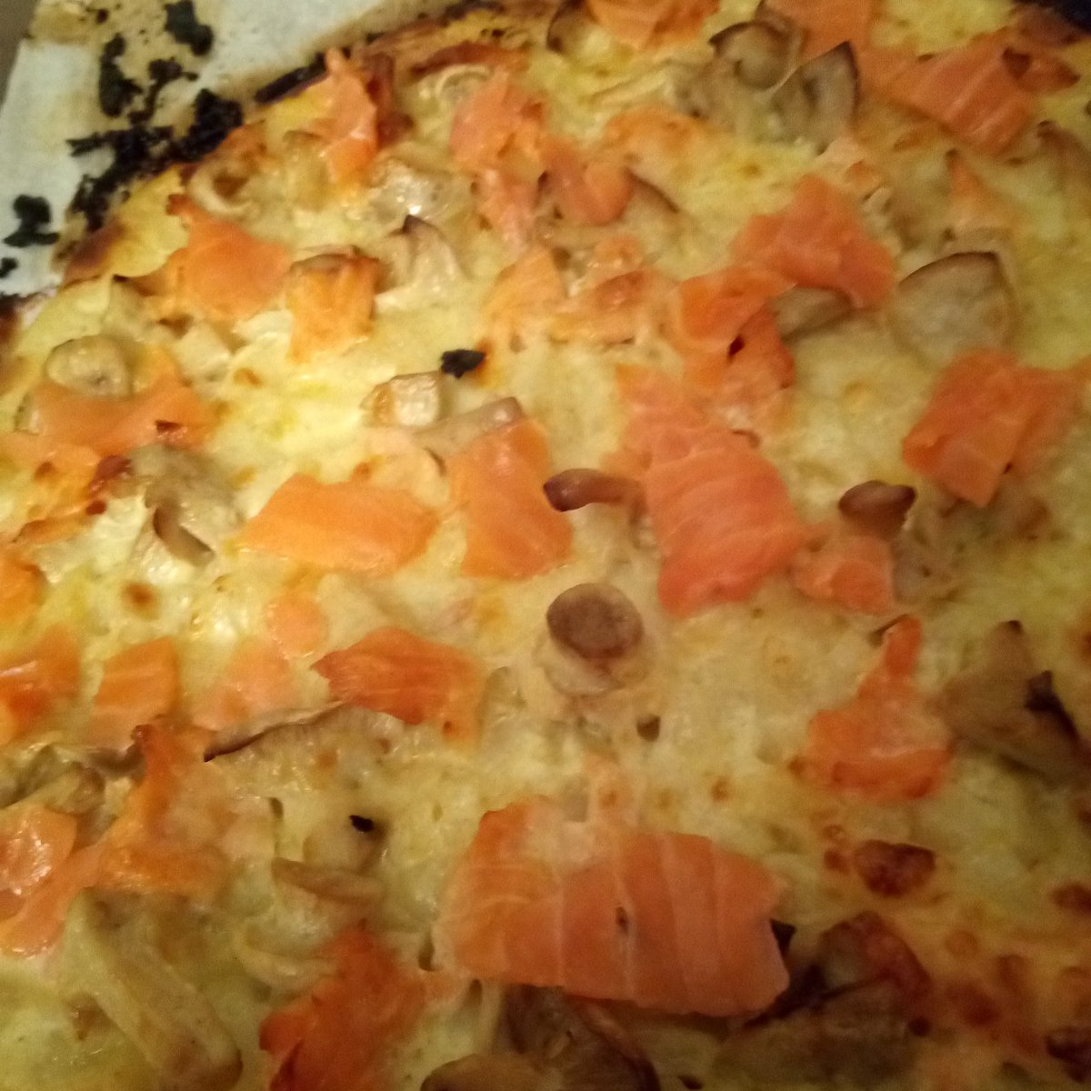 Pizza à la Vésulienne : mousserons, truite fumée de Flagy, crème fraîche, échalotes, oignons #vesoul #pizza #champignons #poisson