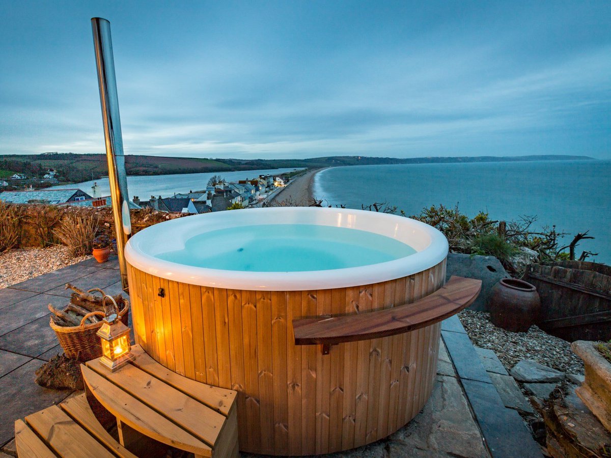 Check out the sea views from this wood fired private hot tub in Devon. Stylish luxury beach house for 10...
bit.ly/2Pzwd0H