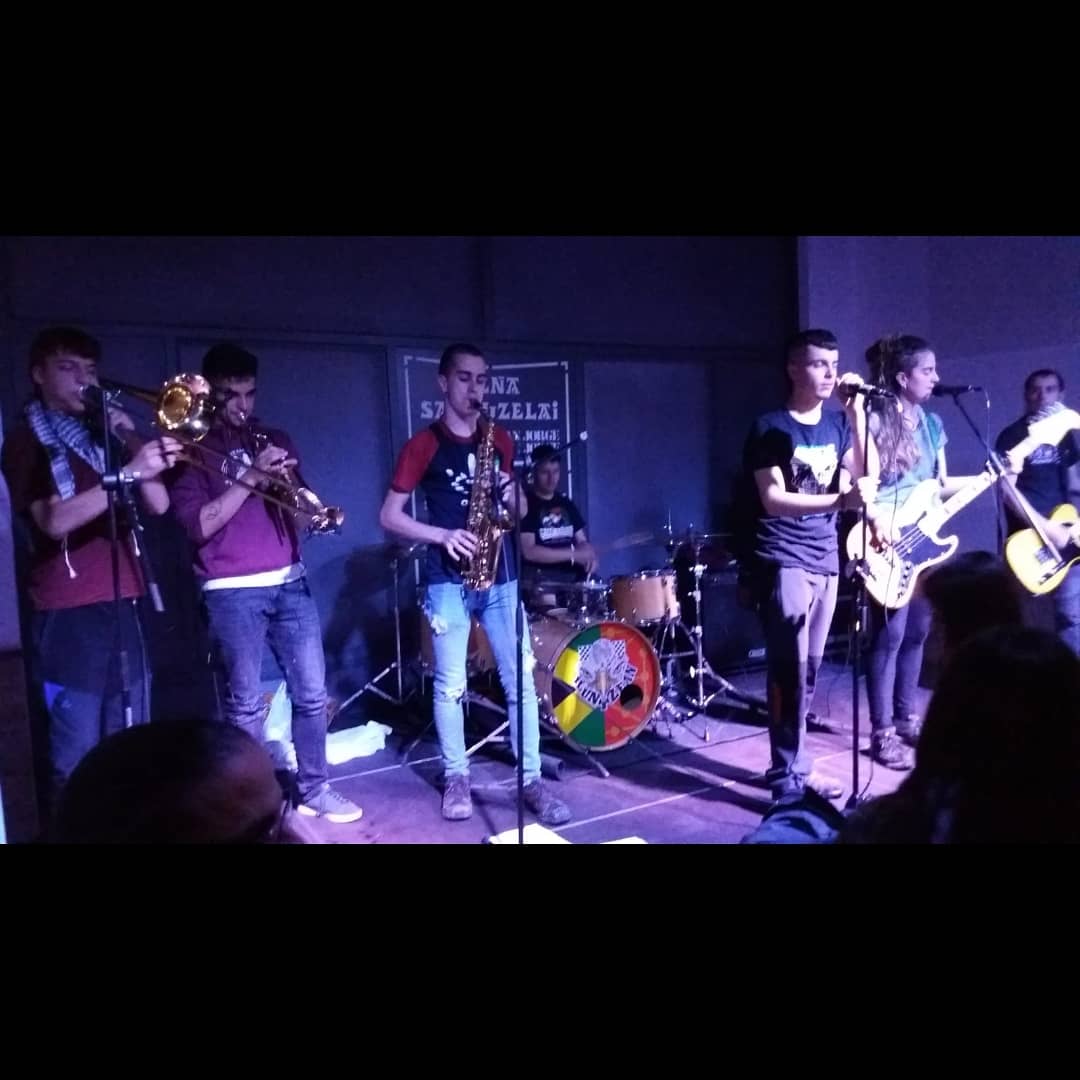 Mila esker pasaden egunekoarengatik SANDUZELAI!! Ahaztezina izango da benetan!! Hemen dituzue kontzertuko argazkiak.
¡¡Muchas gracias por lo del otro dia SAN JORGE!! ¡Va a ser algo inolvidable lo del jueves! Aquí teneis algunas fotos del concierto.

AUPA ZUEK!!!🔥🔥