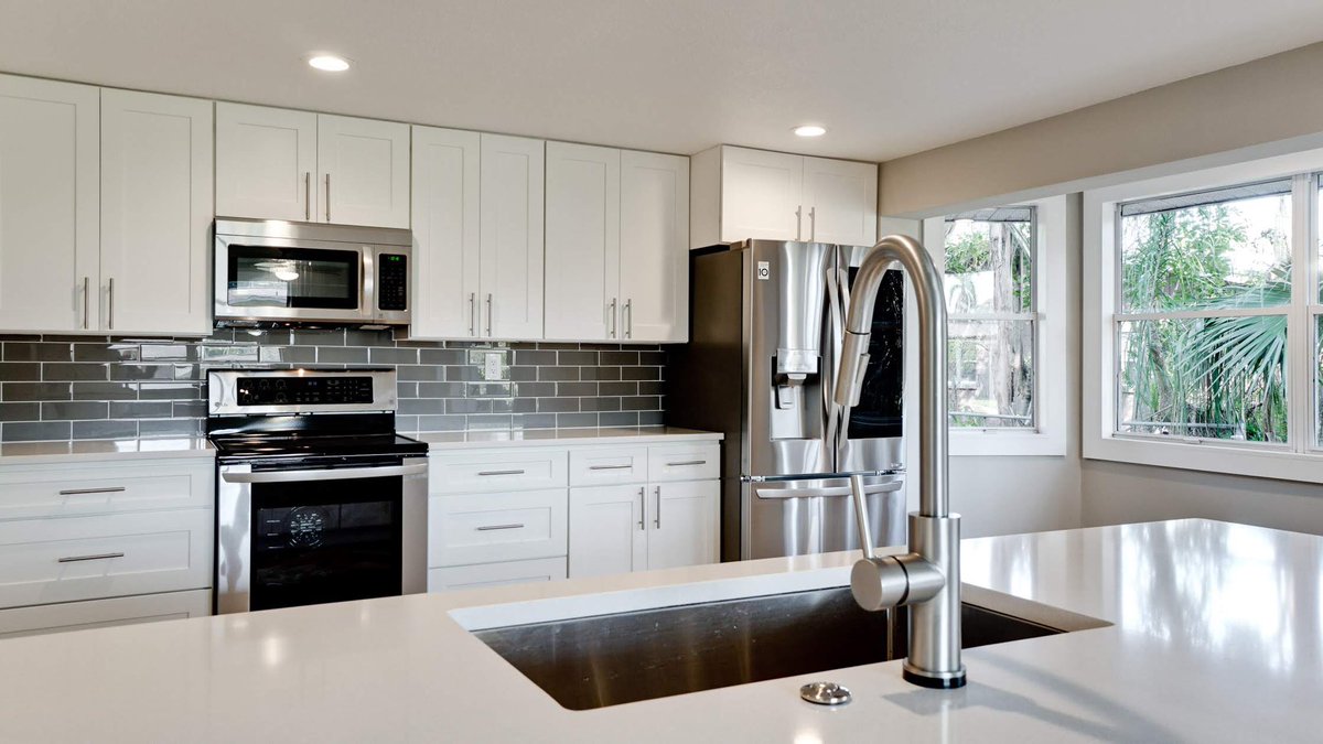 SarasotaQuartz's tweet photo. https://t.co/1D17a4f4wR Kitchen Countertops and Cabinets Sarasota Bradenton Lakewood Ranch Florida #Quartz #SarasotaCabinets #Granite #KitchenRemodel #Countertops #Fabricator #Installer #undermountSinks #AirSwitch #MSIquartz #WilsonArt #Marble #WhiteCountertop https://t.co/MM6s2zSpED