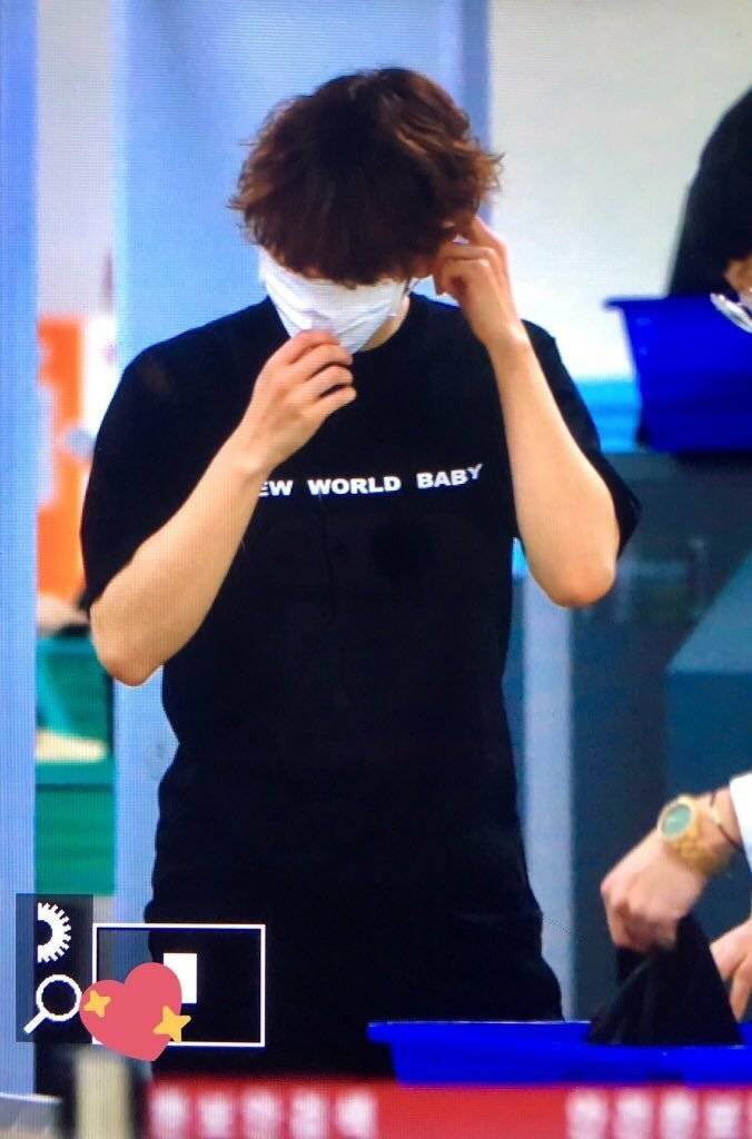 BAEKHYUNinweibo's tweet photo. 공항 패션으로 선보인 NEW WORLD BABY 티셔츠는 중국 디자이너 Xander Zhou이 선보인 19SS 컬렉션으로, 미래비전에 대한 디자이너의 메세지를 담고 있습니다. 

그 중에서도 이 👕는 남성 또한 임신한 배를 가지게 되는 '완전한 성평등'의 메세지를 담고 있다하네요🥰
#백현 #BAEKHYUN @B_hundred_Hyun https://t.co/0Awm3IdRWb