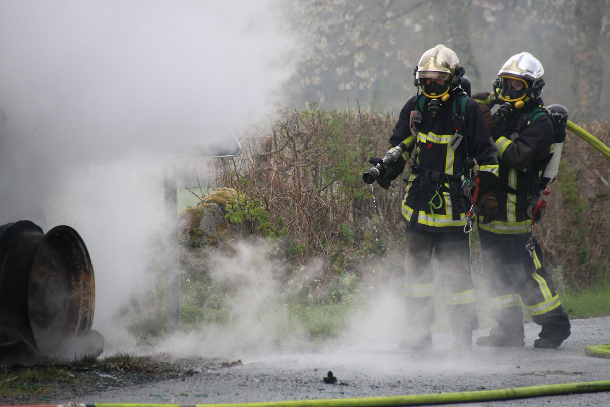 SDIS23's tweet photo. 25/04/19
#Feu d'#engin #agricole
Approche du feu, #sécurité du #binôme, lutte rapide et efficace...
Les beaux #gestes, saisis par L. PERIER, correspondante #communication du #SDIS23 au Centre #Secours #Aubusson
#metier #Job #technicite #incendie #firefighters #fire https://t.co/jEzEjoSwsA