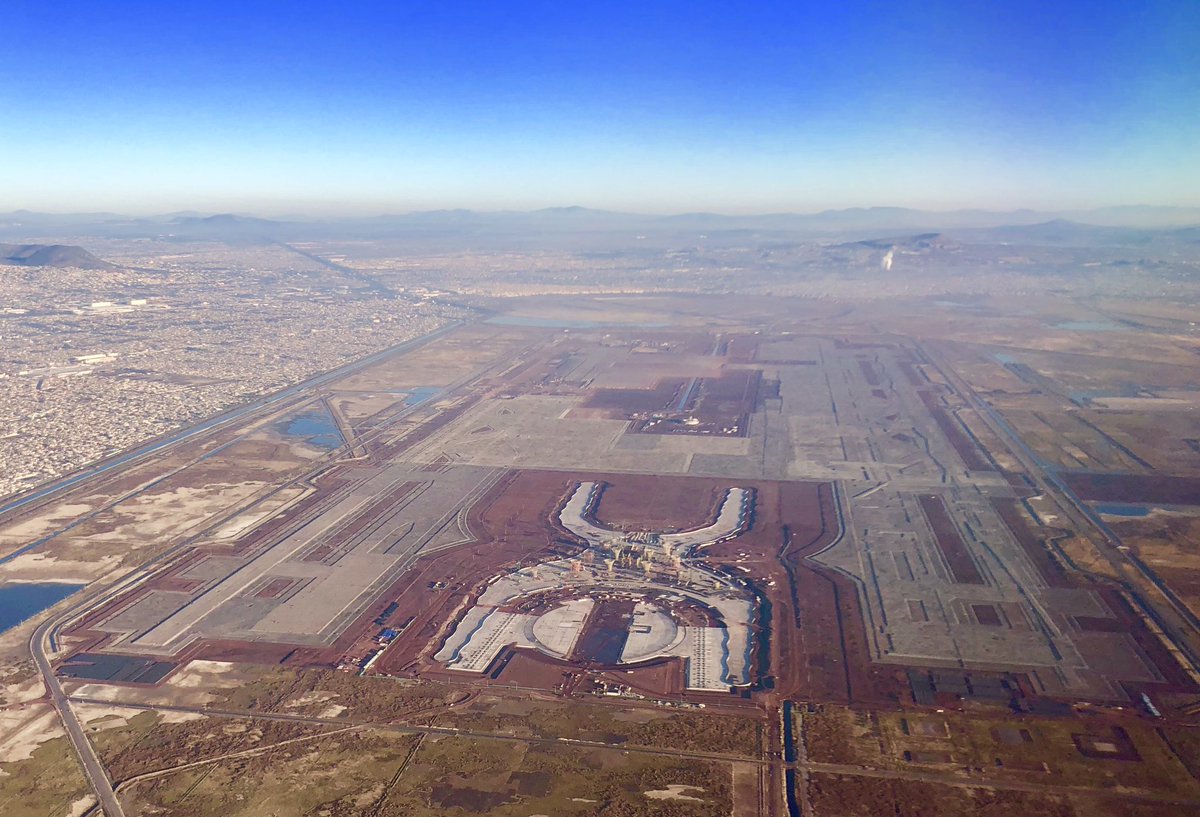 No hay que viajar mucho para darse cuenta del enorme error financiero y estratégico que México estará cometiendo al desechar el proyecto de Texcoco por un proyecto combinado Santa Lucía/actual aeropuerto. 
Ojalá y recapacitáramos.
Fotos de lo que se iría a la basura 👇