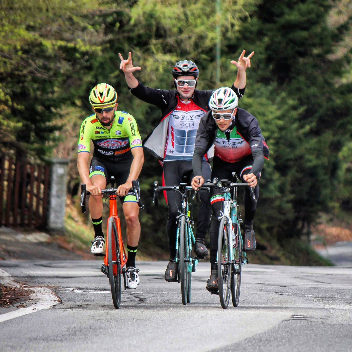 FLYCyclingTeam's tweet photo. Il nostro #SimoneBonzanni e #MarcoRocca hanno appena portato a termine con successo un altro #Everesting. 16 h in bicicletta, 9.186 m di dislivello e 230 km su una delle salite che hanno fatto la storia del ciclismo, #PlanDiMontecampione! 
-
#FlyCyclingTeam  #DiabeteTeam https://t.co/6x0oFSTL8a