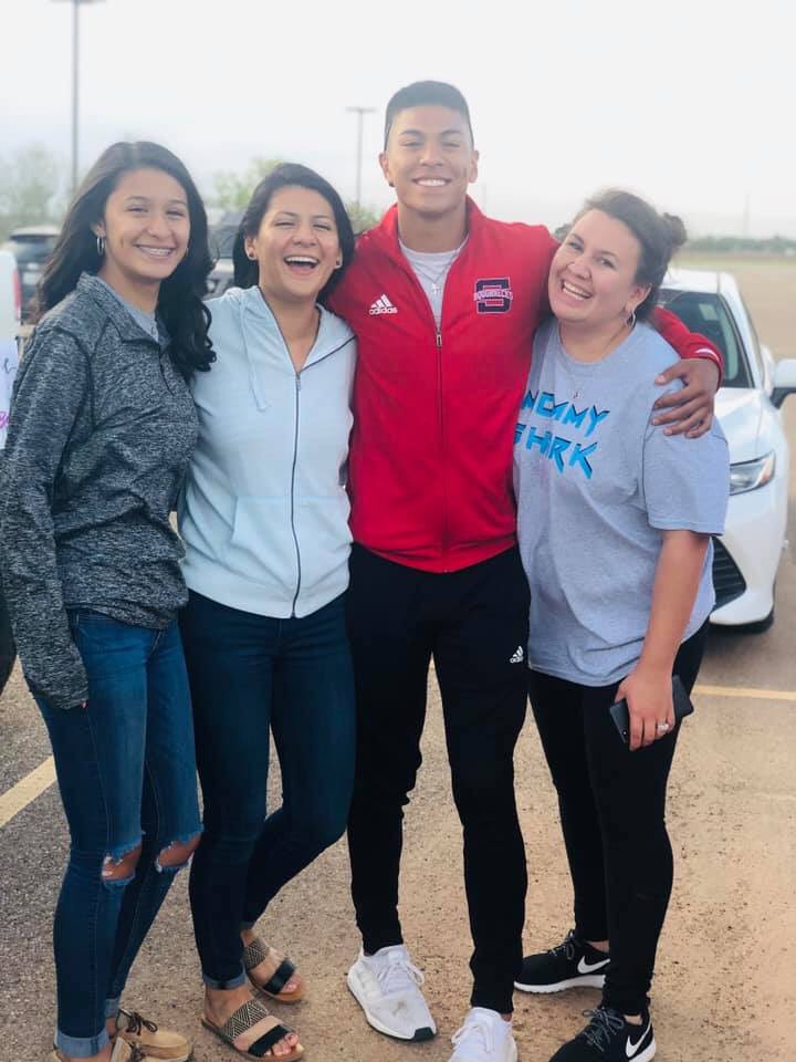 55teven22's tweet photo. Love all of these guys. Sadly I won’t be able to compete with them again. Thank y’all for making sr year memorable. Then I gotta thank my family for supporting me. Love yall❤️ https://t.co/HbGUDtfAXI