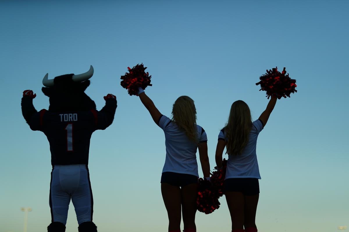 TexansCheer's tweet photo. Amazing weekend cheering on these super kids!! 🏊‍♂️🚲🏃🏻‍♀️ #TexansKidsTri #TexansCare https://t.co/B4LlGKnUc4