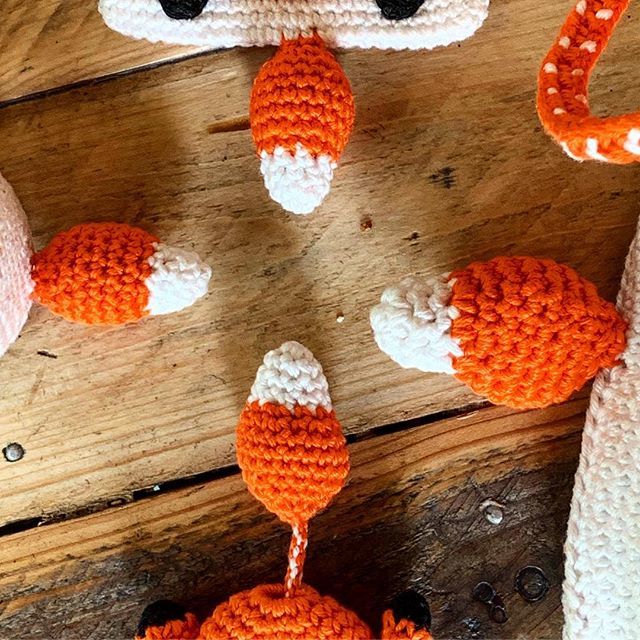 Tails, tails, tails, tails.... ❤️❤️
.
.
Adorable little fox tails... love it
.
.
#dendennis #amigurumi #crochet #fox #foxtail #orange #yarnaddict #craftastherapy #cuteness #crochetgadgets