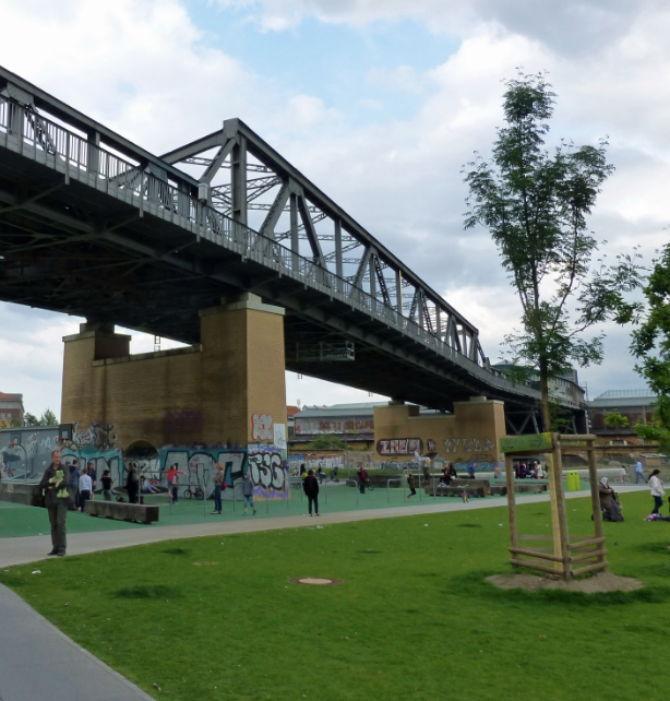 tarawoodyer's tweet image. Evaluating social ecosystem services in #greenspaces with students in Berlin #fieldworkisfun @PortsmouthGeog @UoPScience