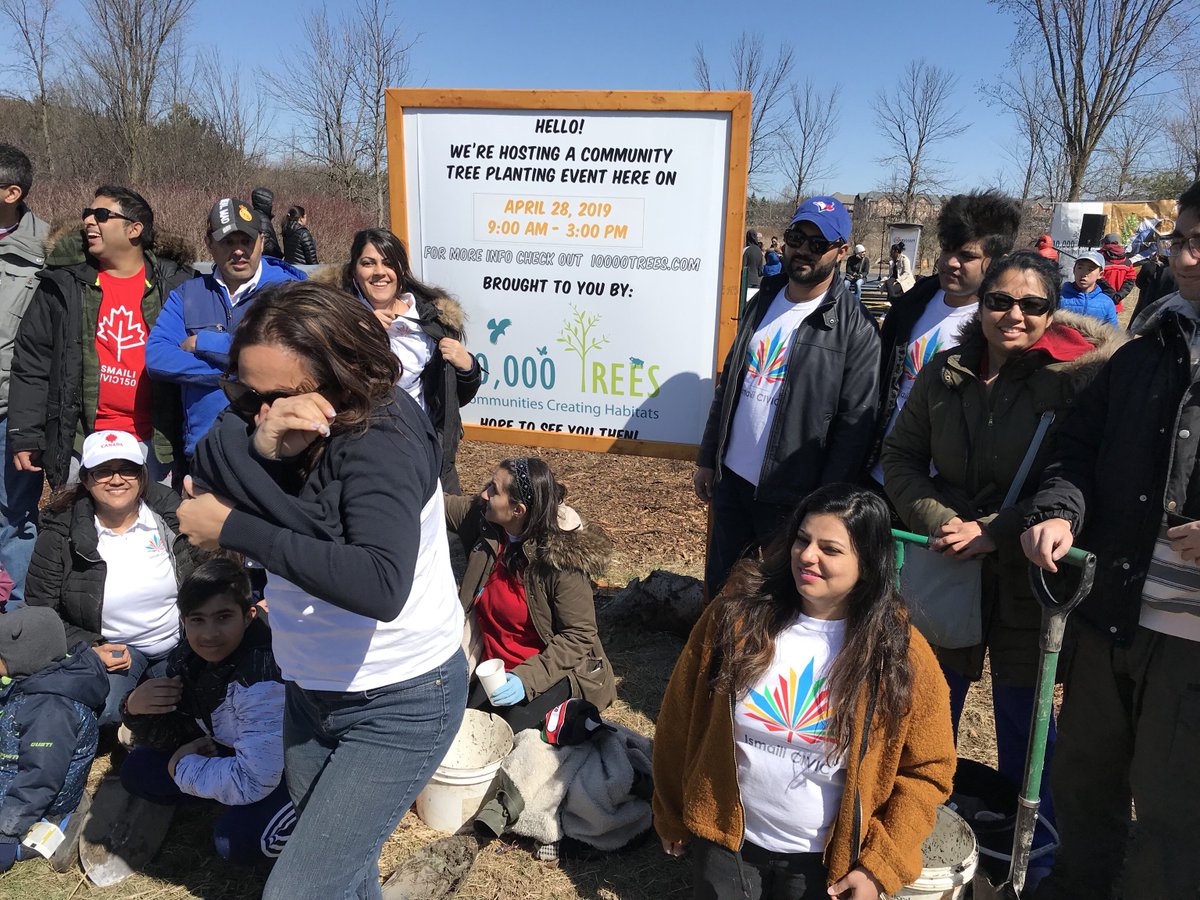 cityofmarkham's tweet photo. We’re here at Canada's largest annual one-day tree planting in celebration of 10,000 Trees​' 30th anniversary! #GreenMarkham https://t.co/phKQdVDjxo