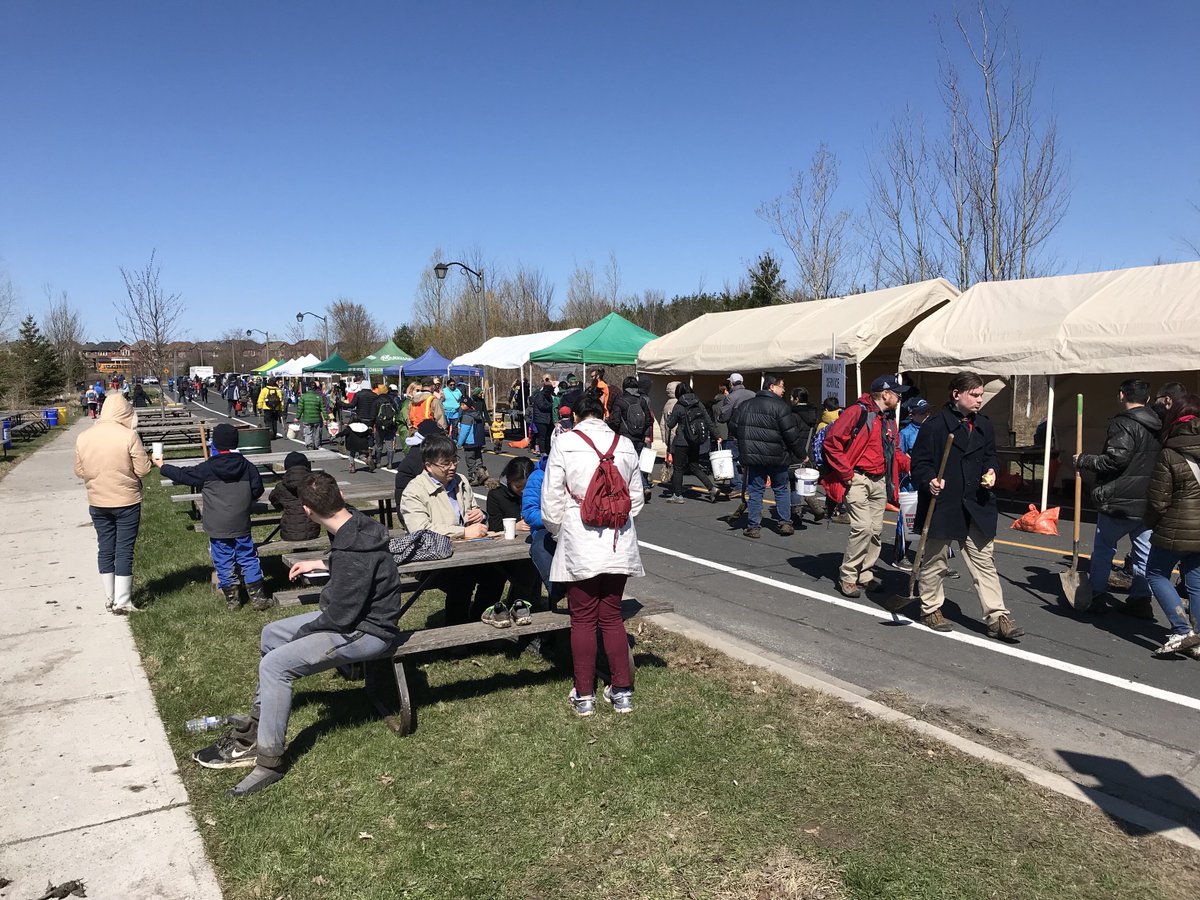 cityofmarkham's tweet photo. We’re here at Canada's largest annual one-day tree planting in celebration of 10,000 Trees​' 30th anniversary! #GreenMarkham https://t.co/phKQdVDjxo