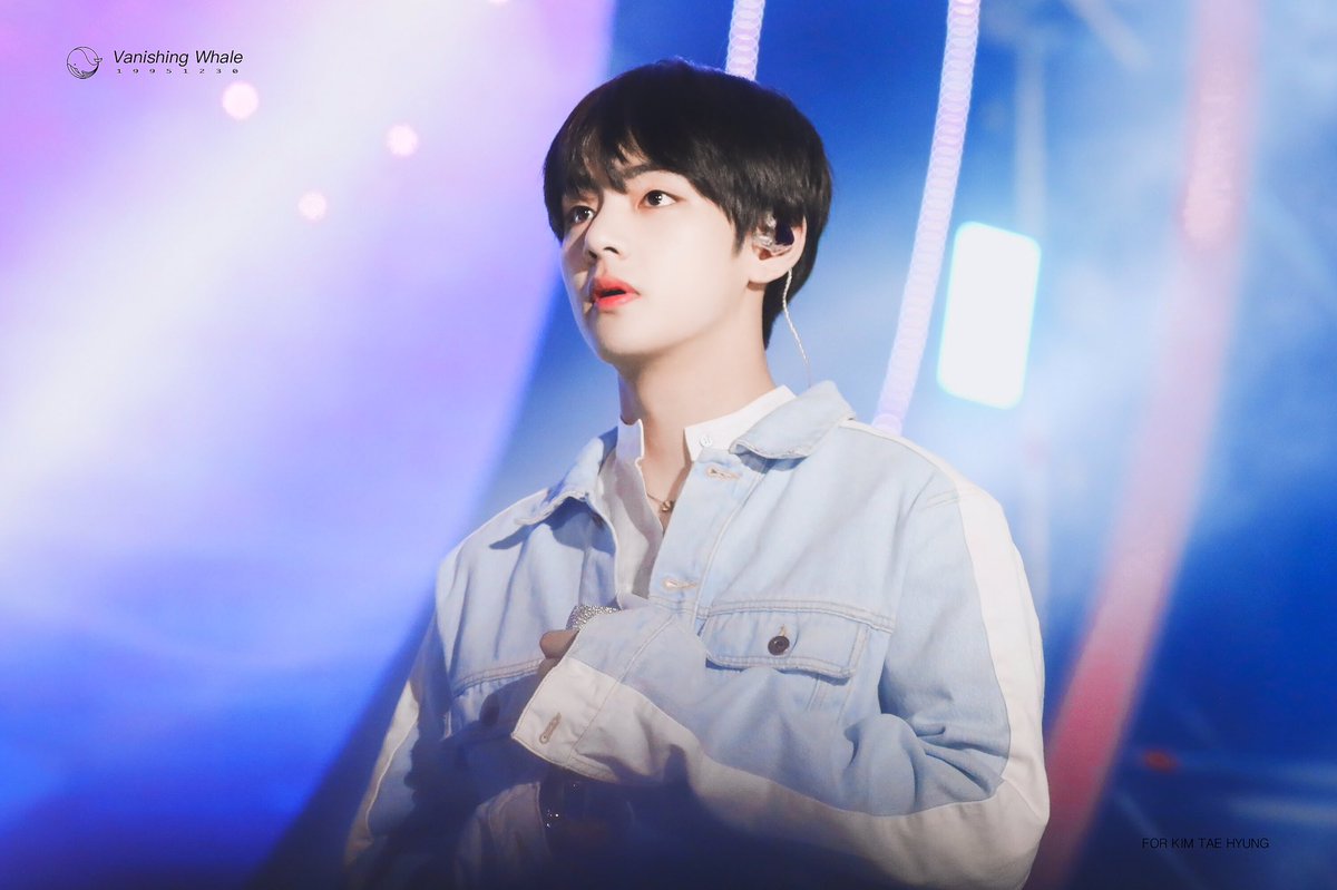 VanishingWhale's tweet photo. 190428 광주SBS
#방탄소년단뷔 #방탄소년단 #뷔 #김태형 #taehyung #BTSV #BTS
@BTS_twt 

“햄버거 먹고 싶다…” https://t.co/hDL1QohFwP