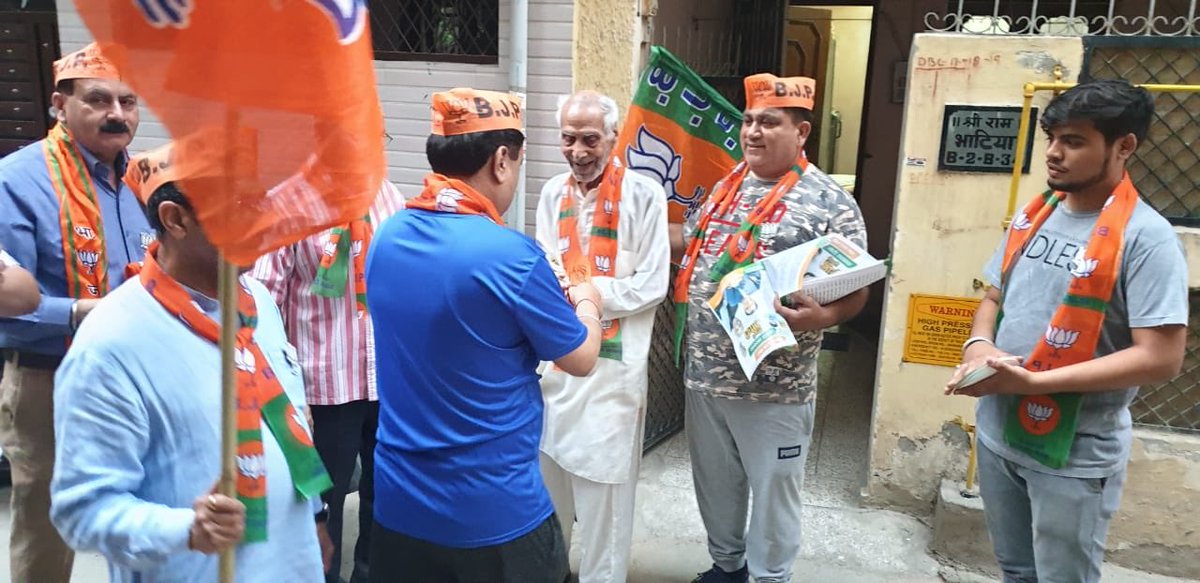 CASARVESHMAHAJN's tweet photo. Great efforts by the team of PS-13&amp;14 (B-2A &amp; B-2B, Janakpuri) of ward 11-S, of Hari Nagar Assembly (AC-28) for Door to door contact for 100% polling for #NamoAgain #ModiDobara #AayegaToModiHi 
Revert for joining the network #FriendsOfNaMo #NationFirst https://t.co/V71zgHh7Fa