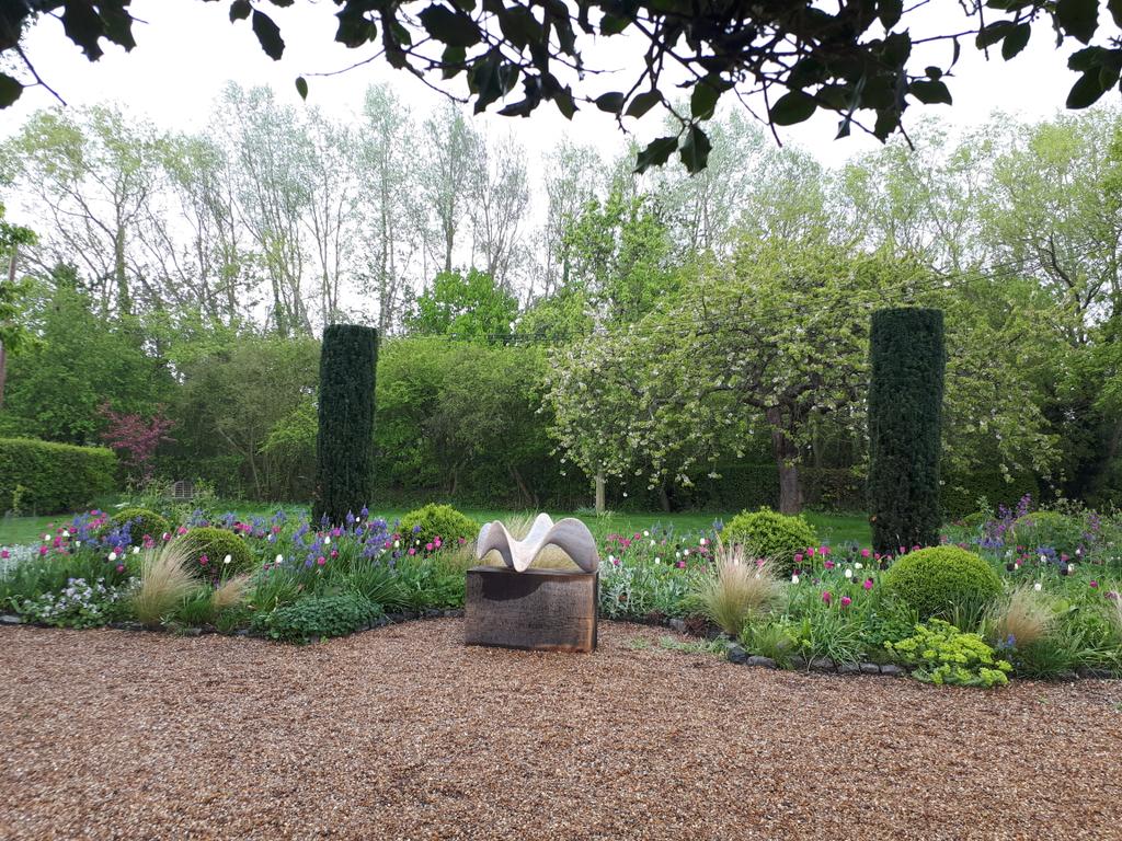 Rain or shine @UltingWick's garden is breathtaking. #abitofrainneverhurtanyone #ultingwick #NGSOpenGardens #tuips #springgarden #englishgardens