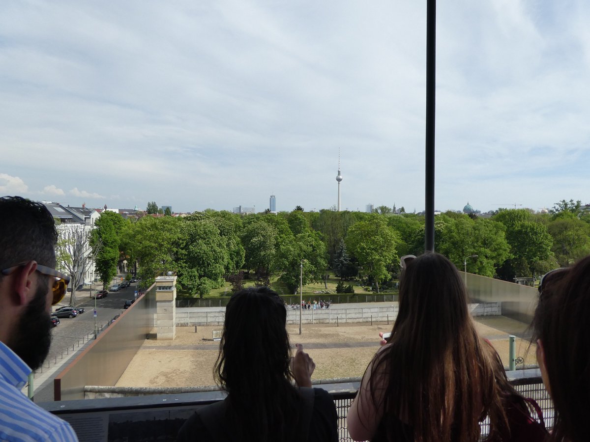 tarawoodyer's tweet image. Exploring #memorialisation through visual representation &amp;amp; affect/emotion with students using participant observation &amp;amp; photography #fieldworkisfun and moving @PortsmouthGeog @UoPScience