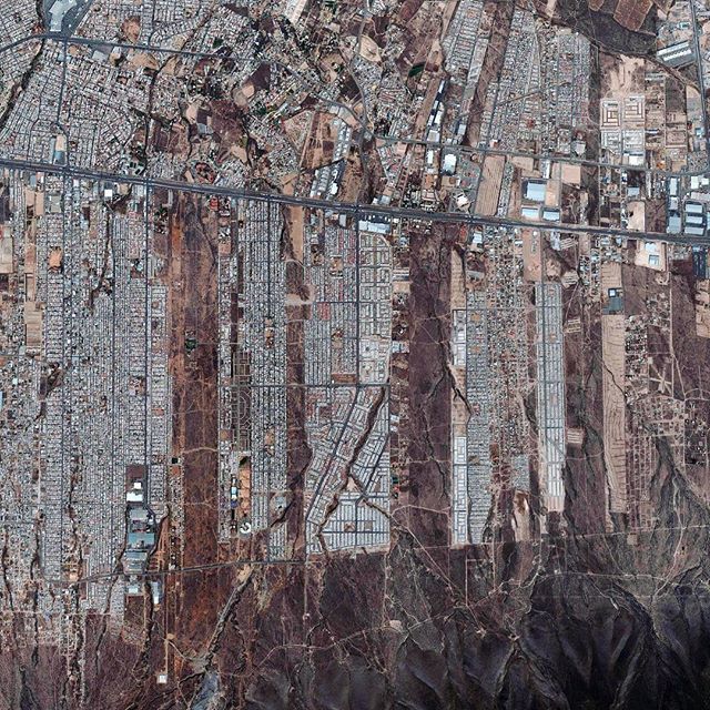 reconociendoMX's tweet photo. Urbanización de Saltillo, Coahuila, más de 30 colonias en la zona que se dispersan de manera muy lineal en 5 avenidas, ubicado al oriente de la ciudad.
#OverViewMX #Overview #Landscape #EarthOverHead #OverviewEffect #Saltillo #Coahuila #Mexico #City #Ur… https://t.co/jep7xfCppT https://t.co/bxxbsXS2KL