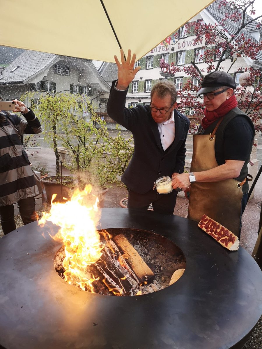 andy_lucerne's tweet photo. 2 #Hexer - beim #Kochen im #Rössli #Escholzmatt: #StefanWiesner und @andy_lucerne 

#restauranttip @SpirosMargaris @UrsBolt @HeinzVHoenen @JohannesHoehene @fintechrockers @andi_staub @PatrickGunz_CH @Salz_Er @I_love_Lucerne https://t.co/TAAUd4cvcV