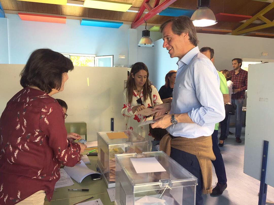 Aglezterol's tweet photo. 🗳 Votando con más ganas e ilusión que nunca junto a mi familia. Hoy es un gran día, hoy los españoles cambiamos el destino de nuestro país.

Gracias a todos los afiliados y simpatizantes que nos acompañáis hoy en los colegios.

#MásPPmásEspaña https://t.co/bx4dtkiIRe