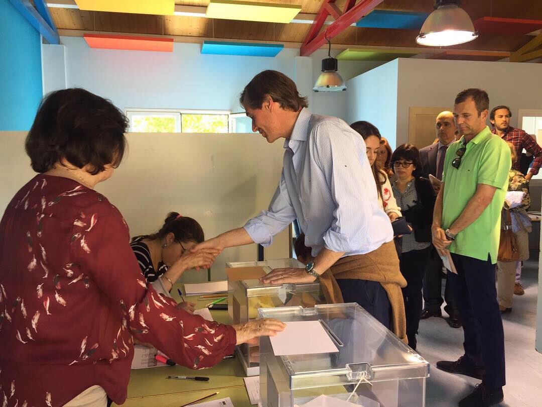 Aglezterol's tweet photo. 🗳 Votando con más ganas e ilusión que nunca junto a mi familia. Hoy es un gran día, hoy los españoles cambiamos el destino de nuestro país.

Gracias a todos los afiliados y simpatizantes que nos acompañáis hoy en los colegios.

#MásPPmásEspaña https://t.co/bx4dtkiIRe