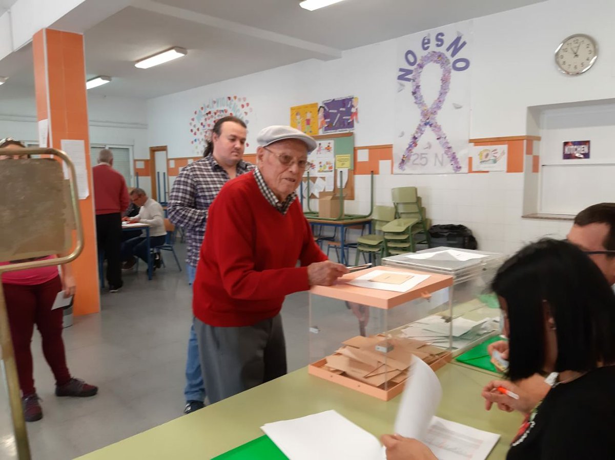 IUCordoba's tweet photo. Rafael Martínez votó al Frente Popular y hoy a Unidas Podemos. 105 años de militancia de hierro #28AUnidasPodemos https://t.co/roxFCuaLgG
