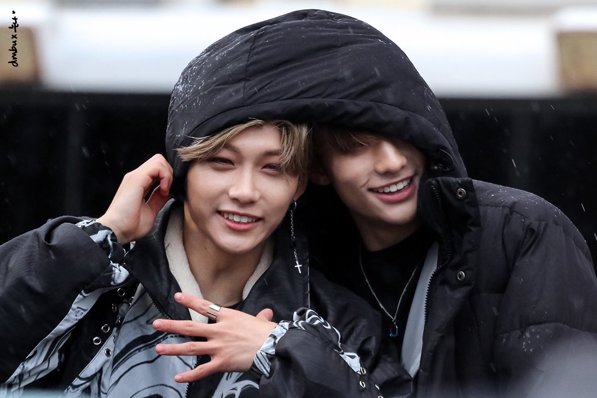 freckledlix's tweet photo. ˗ˏˋ day three-hundred and sixty ˎˊ˗

just two fluffy bubs trying to fit in a too small hoodie 🥺🐣🐣

credits: @dmbux_x #StrayKids #LeeFelix #CLÉ1_MIROH #StaysWithChan https://t.co/NB6kbT0CnJ
