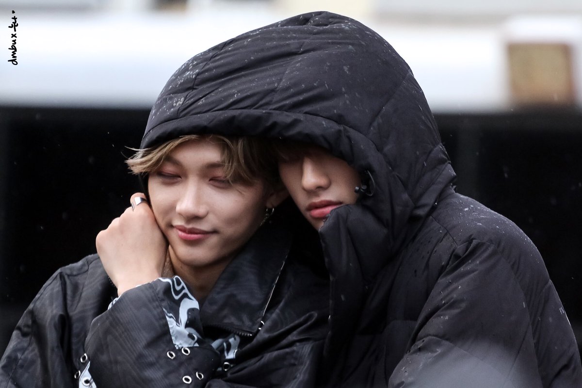 freckledlix's tweet photo. ˗ˏˋ day three-hundred and sixty ˎˊ˗

just two fluffy bubs trying to fit in a too small hoodie 🥺🐣🐣

credits: @dmbux_x #StrayKids #LeeFelix #CLÉ1_MIROH #StaysWithChan https://t.co/NB6kbT0CnJ
