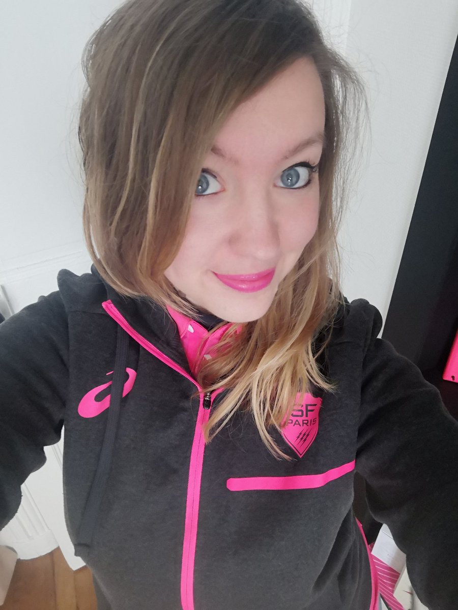 FournierMathil2's tweet photo. Rugby time #StadeFrançais #PinkIsEverywhere #PinkLady #PinkConverseAuxPieds #PunaiseFaitFroidAujourdhui https://t.co/XRRJ4nipYw