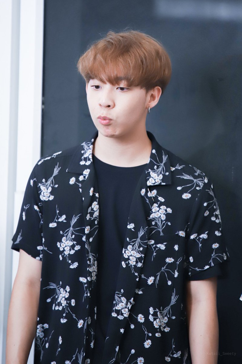 Kataii_Sweety's tweet photo. รักใครให้ทำปากจู๋ แต่ถ้ารักตะหนูให้แม่ทำไง ~~~

#Markkksvp
#Markksvp
#MarkFoolstep
#Foolstep
#genierecords
#Newfolder https://t.co/VJ4DyqX2N3