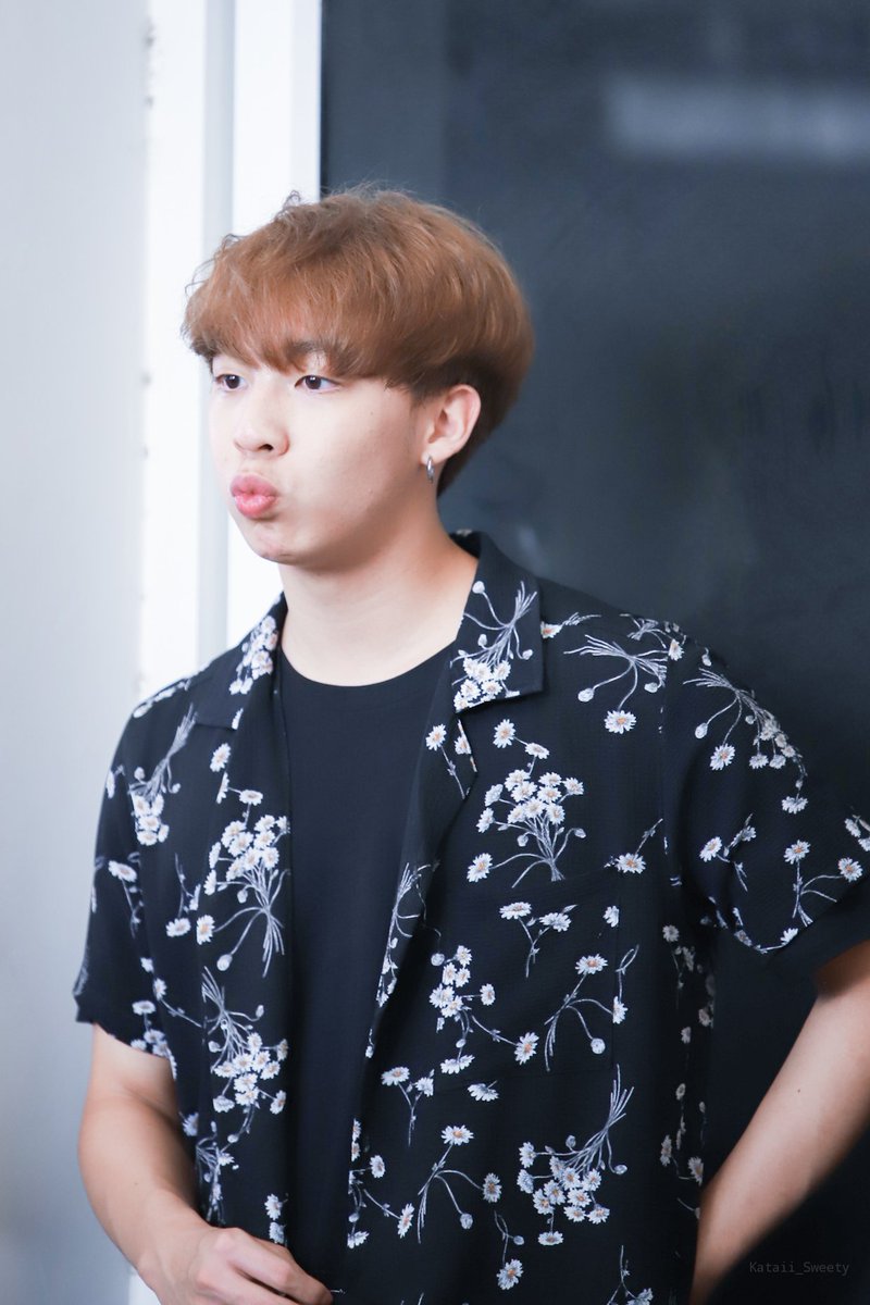 Kataii_Sweety's tweet photo. รักใครให้ทำปากจู๋ แต่ถ้ารักตะหนูให้แม่ทำไง ~~~

#Markkksvp
#Markksvp
#MarkFoolstep
#Foolstep
#genierecords
#Newfolder https://t.co/VJ4DyqX2N3