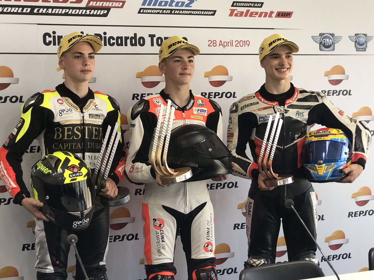 CircuitValencia's tweet photo. Victoria del piloto de la @cuna_campeones Izan Guevara por delante de Fermín Aldeguer y de Dirk Geiger. Enoooopoorme #pilotoscuna https://t.co/KBXv11g2vd