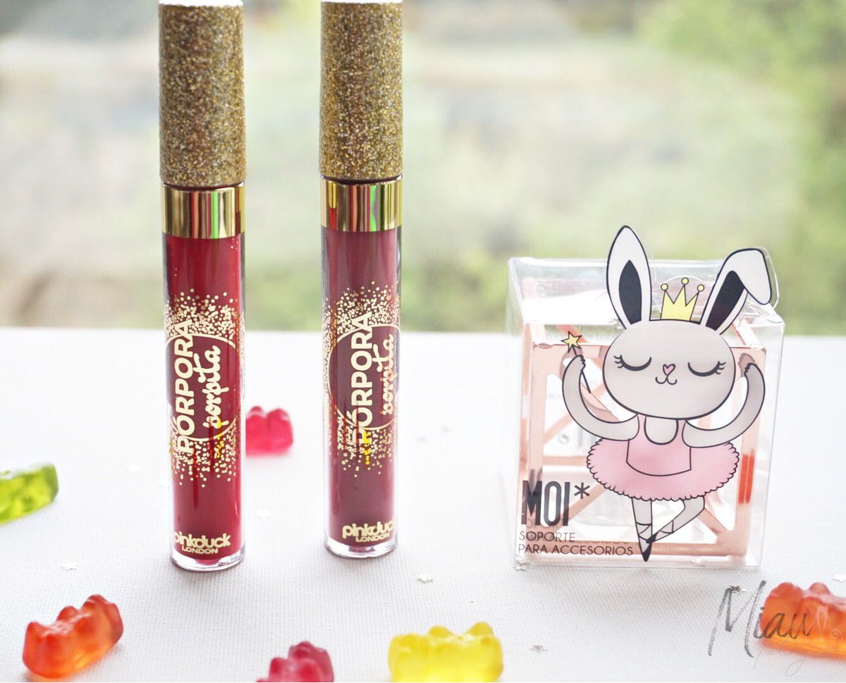 SandraMiau1876's tweet photo. Deseando que me llegara el pedido de @pprimor para probar los labiales líquidos de @porporaporpita 😍y tengo que decir que tienen las 3 b,s
(El soporte es de #moiworld )
¡Los labiales valen 3,99€ 🙌no os quedéis sin ellos!
Os iré enseñando swatches 👄
#makeup #primor #lipstick https://t.co/7a5jnw0P08