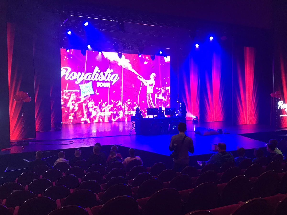 mjprinsen's tweet photo. Welkom in de nieuwe wereld van het gamen. Met mijn zoon naar @Royalistiq https://t.co/W2uhWS4Yhs