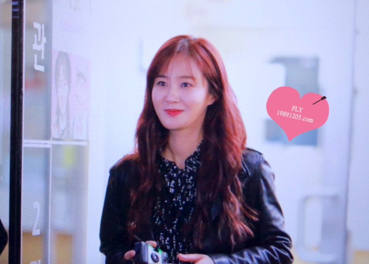 FLY_ForeverLvYR's tweet photo. 190428 #앙리할아버지와나  퇴근길 #유리 #KwonstanceDay #소녀시대 #권유리 https://t.co/vbIX6b0BFf
