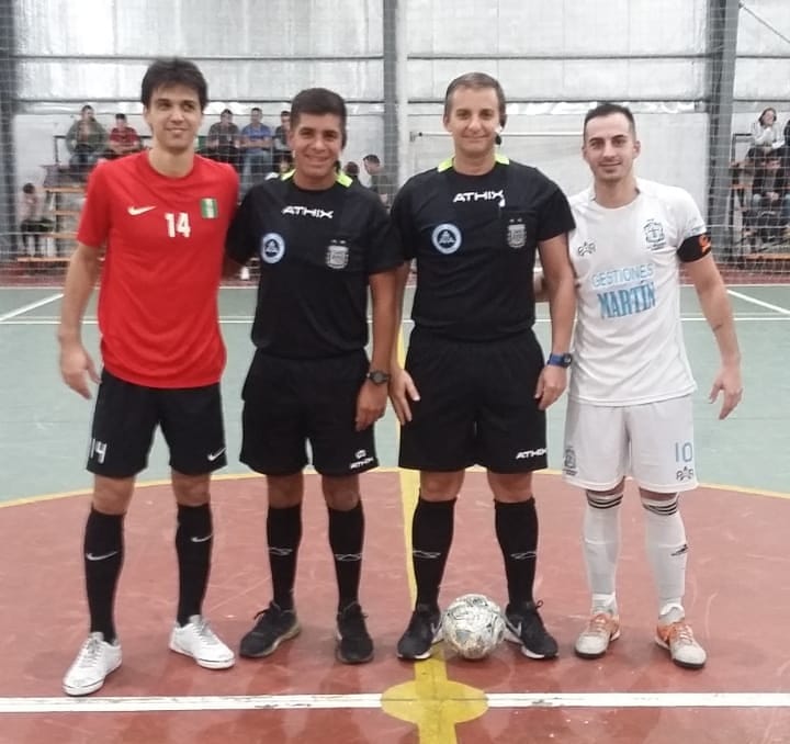pdelpuerto's tweet photo. #PrimeraB de #Futsal @afa
Fecha 7
#SocialParque vs #JJUrquiza
Con #ElChavitoDeLaSuerte 

#Arbitros
#Capitanes
#LaFotoQueNuncaSale 
#Temporada22
#QueLoCuentenComoQuieran
#Futsal 
#ElDeporteCampeonDelMundo https://t.co/lYAJAATOEF