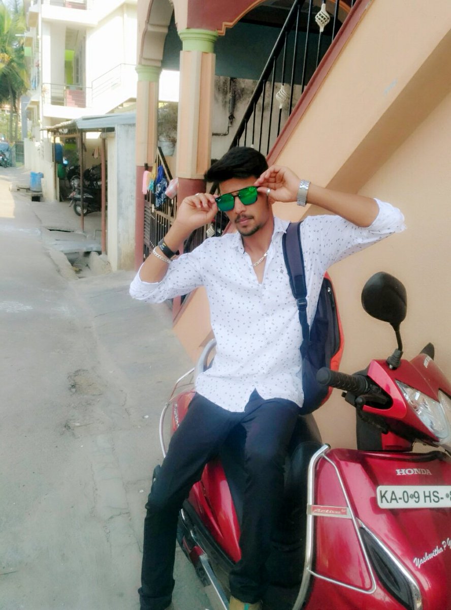 Rahulgo81679521's tweet photo. 👍😎#ಬರೋದು_ಸ್ವಲ್ಪಾ_ಹೆಚ್ಚು_ಕಡಿಮೆ_ಆದರು,🌥#ಆಕಾಶದಲ್ಲಿ_ಇರೋ🌟#ನಕ್ಷತ್ರದ_ಥರಾ😜#ಹೊಳೆಯುತ್ತಾ🚶�#ಬರಬೇಕು.
#late_ಆಗಿ_ಬಂದ್ರು. #Latest_ಆಗಿ #Entry #ತಗೊಂಡ್_ಬರೋ #Attitude_ನಂದು😎😎Rahulgowda https://t.co/s7rF8ajTWB
