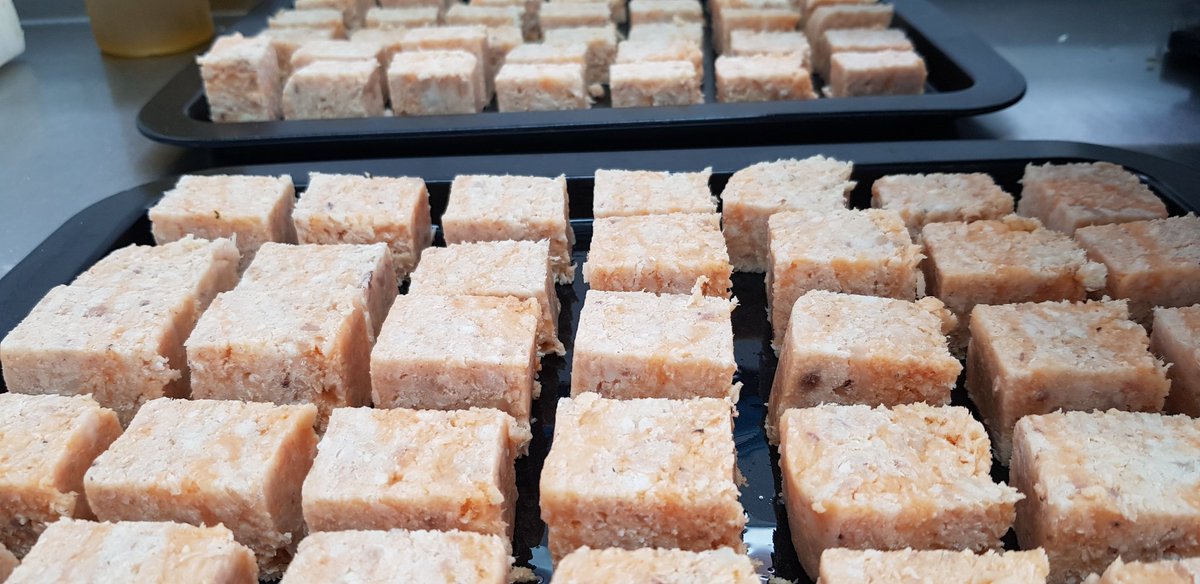 Preparando aperitivos para hoy.Pastel de sancocho con escabeche de aceite de cochino negro que trataremos en tempura.
Solo para hoy....