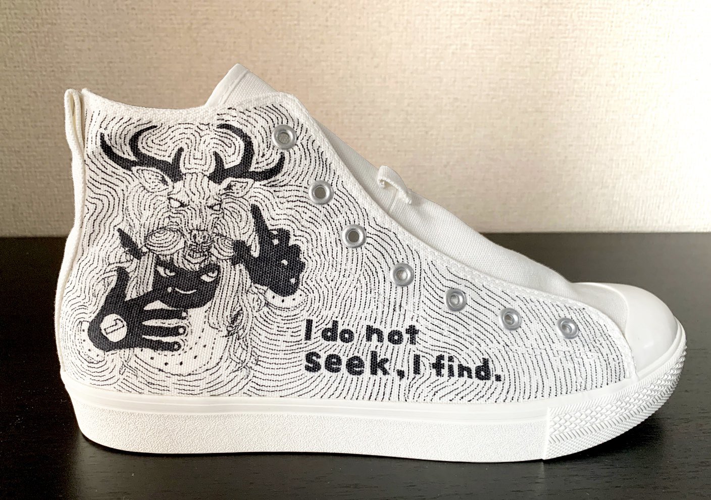 Helll ヘル 白いスニーカーに オリキャラの惡魔クンを描いた I Do Not Seek I Find 私は探し求めない 見出すのだ パブロ ピカソの良ゐ言葉ダ オリキャラ 手書き スニーカー Illustration イラスト 鹿展 T Co 81ktixjjg5 Twitter