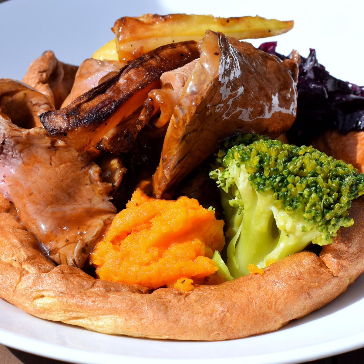 SankeysRTW's tweet image. Pile that roasted goodness into your choice of one giant #Yorkshire pudding, or smaller, crispier, but equally yummy ones 🤤 Smother in gravy, and you’ve got one fantastic Sunday! 👊

#ChefSelection #cheflife #eatlocal #foodphotography #BestOfBritish #TunbridgeWells #kent #ukpub