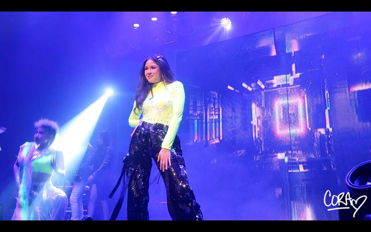 CoraleenWaddell's tweet photo. Check out #kisses at her sold out concert!! #ALifeFullOfKisses much love everyone!! https://t.co/2Aw6A22YME https://t.co/vLJpWIii08