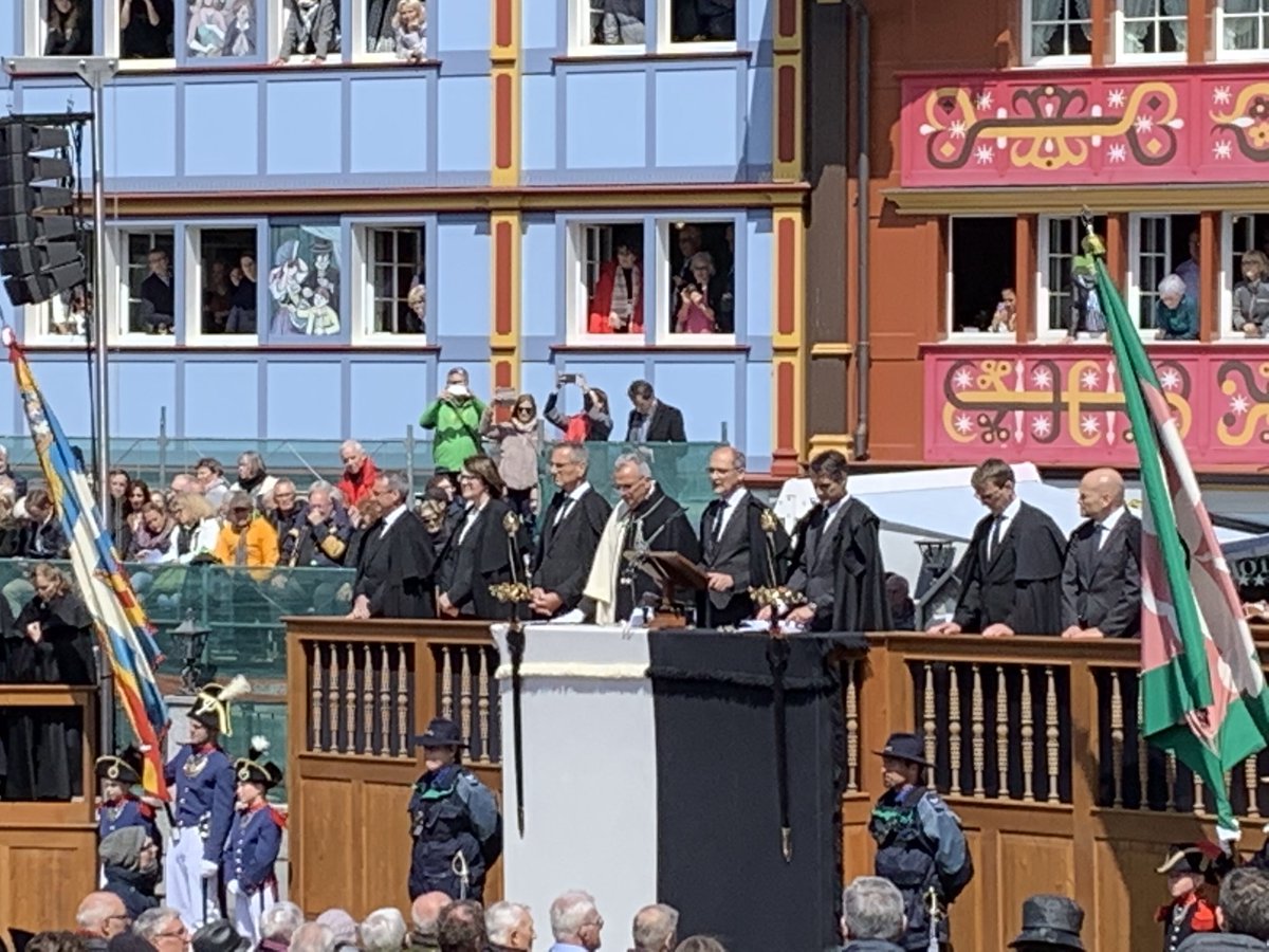 MatthiessenEU's tweet image. Auf der Gästetribüne der #Landsgemeinde in #Appenzell zusammen mit Ehrengast BR @ViolapAmherd &amp;amp; vielen 🇪🇺Botschafterkollegen. Eindrückliche Erfahrung direkter 🇨🇭Bürgerbeteiligung! Herzlichen Dank an den reg. #Landammann Daniel Fässler für die Einladung!