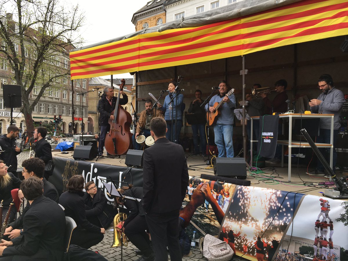 Ara mateix connexió en directe amb Catalunya Ràdio ,Quim Rotllan i la <a href="/SonsEssencials/">SonsEssencials</a> i la cobla principal de L’Escala . Sardanes , cobles i molta dansa #Copenhaguen