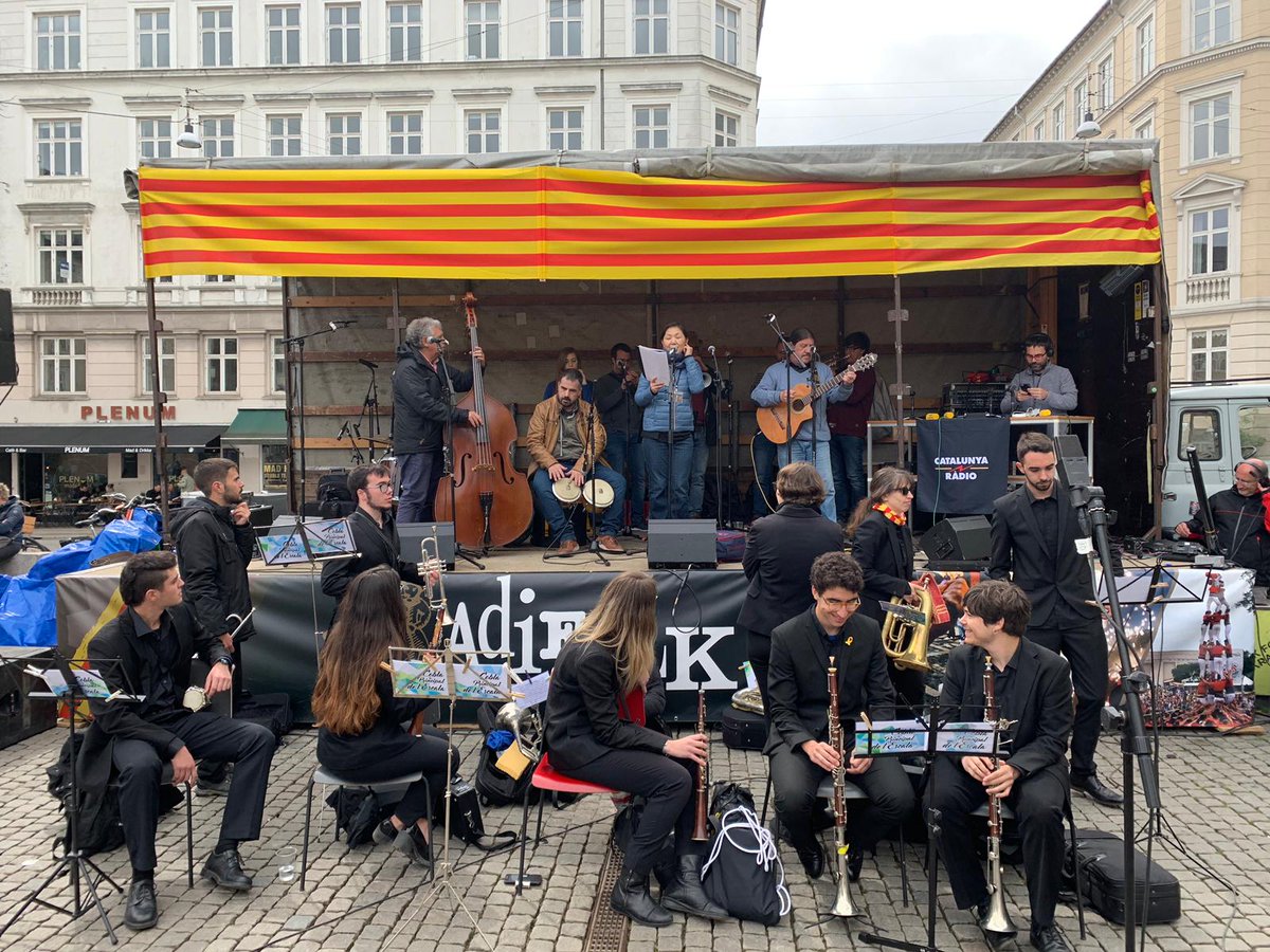 Tota l'actualitat de l'Aplec Internacional us l'oferim ara mateix al Mans <a href="/CatalunyaRadio/">Catalunya Ràdio</a> . Amb <a href="/Adifolk_oficial/">Adifolk</a> i molta música com la de la <a href="/SonsEssencials/">SonsEssencials</a> la <a href="/princlescala/">Principal de l'Escala</a> i les <a href="/lesanxovetes/">Les Anxovetes</a>.  i Tot a <a href="/CatalunyaRadio/">Catalunya Ràdio</a>