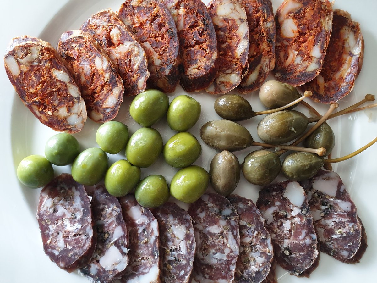 kpc1875's tweet image. When your butcher understands exactly what you need. @Rossiters Quality ingredients to quality finished product. #salami #chorizo #kitchenexperiments