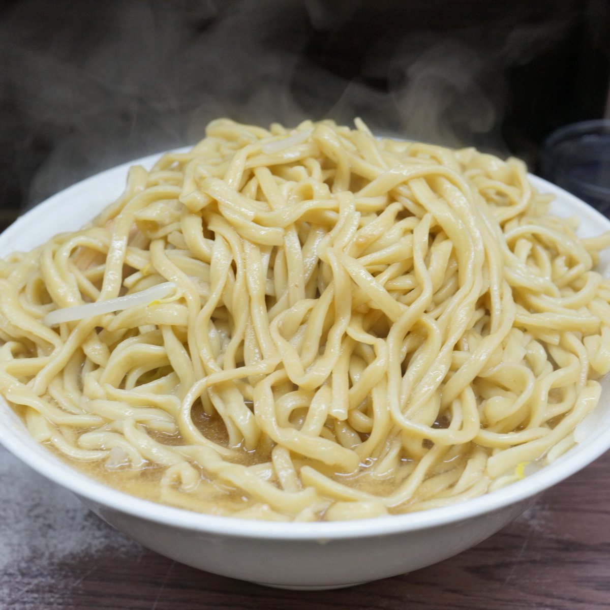 平成31年4月28日日曜日
ラーメン二郎 横浜関内店
大ぶた+生卵+生卵 ニンニクアレ 990YEN
麺、パッツにアブラ纏ってウンメェ！ザクっとすすれるもの。
ブタ、適度な肉感、脂身甘いブタ。
汁、超ウッメェ！一口飲んで完飲決意、甘〜い汁夢中で啜る。後半カレー君混ざり出す。カレーだあい好きっ！
完飲。