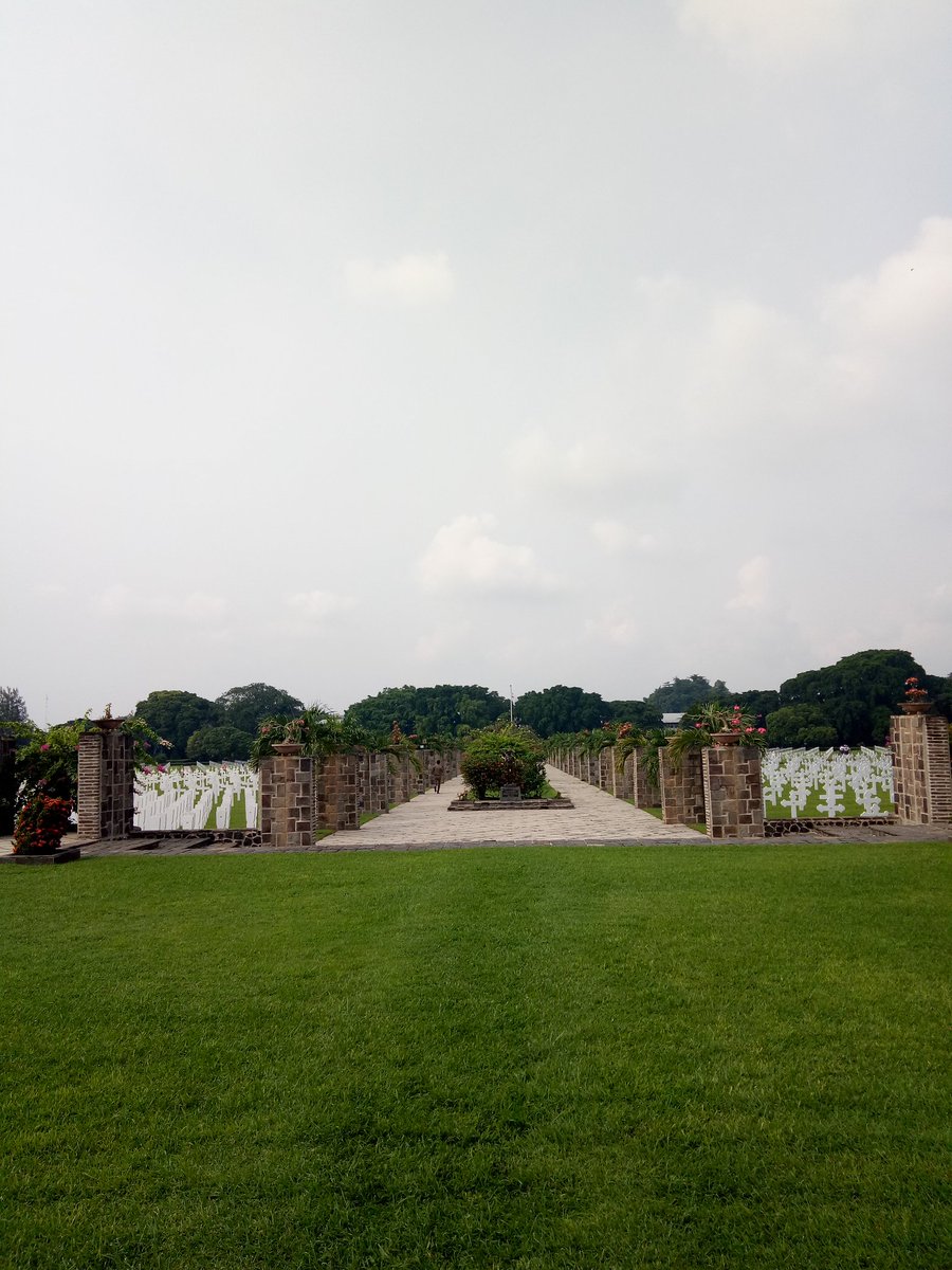 nmranie's tweet image. Lewat utasan ini saya akan merekam kenang perjalanan saya ke Ereveld Kalibanteng, Semarang. *sembari berharap twitter tidak tutup agar rekaman kenangan ini terjaga.