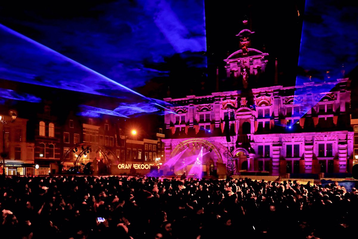 Een prachtige foto Koos Bommelé van het Delftse Koningsdagfeest bij nacht! Met dank aan de <a href="/deburgemeesters/">De Burgemeesters</a> 👍