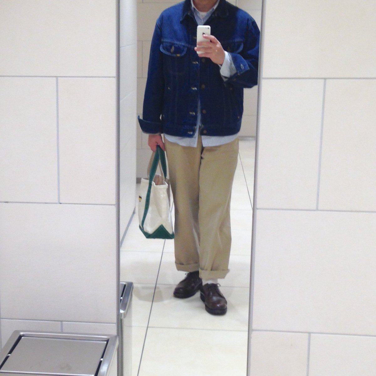 Saku03 さくらい伸 イラストレーターの故 安西水丸氏は 妙にデザインされていない普通の服が売っているから と上野アメ横の衣料品店で服を買うと知り 氏も愛用したショットの太いストレートチノを買いに行ったのは03年だったか 90年代的ビッグ Saku03 さくらい伸 イラストレーターの故 安西水丸氏は 妙にデザインされていない普通の服が売っているから と上野アメ横の衣料品店で服を買うと知り 氏も愛用したショットの太いストレートチノを買いに行ったのは03年だったか 90年代的ビッグ
