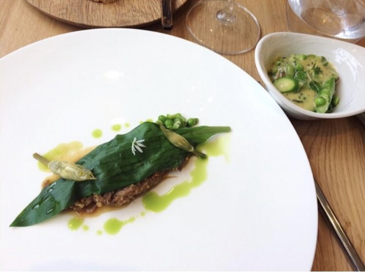 gathertotnes's tweet photo. Lamb - braised, wild garlic, lightly minted new potatoes, peas & broad beans, wilted lettuce and sauce paloise
One of our favourites from the last week.
Next week’s menu will be out later this evening
#Totnes #EatTotnes #Spring #DevonLamb https://t.co/HXCKnfyeqR