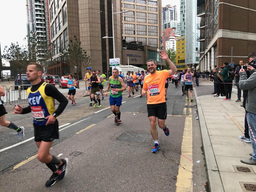 BlueprintForAll's tweet photo. Magnus giving us a wave as he passes the #mile18marker! You can't miss him in his brilliant @NewBalanceUK kit. Donate here to show your support https://t.co/hPjNpl3wpi #BecauseOfStephen #LondonMarathon #StephensTeam https://t.co/GB3MGjAaVO