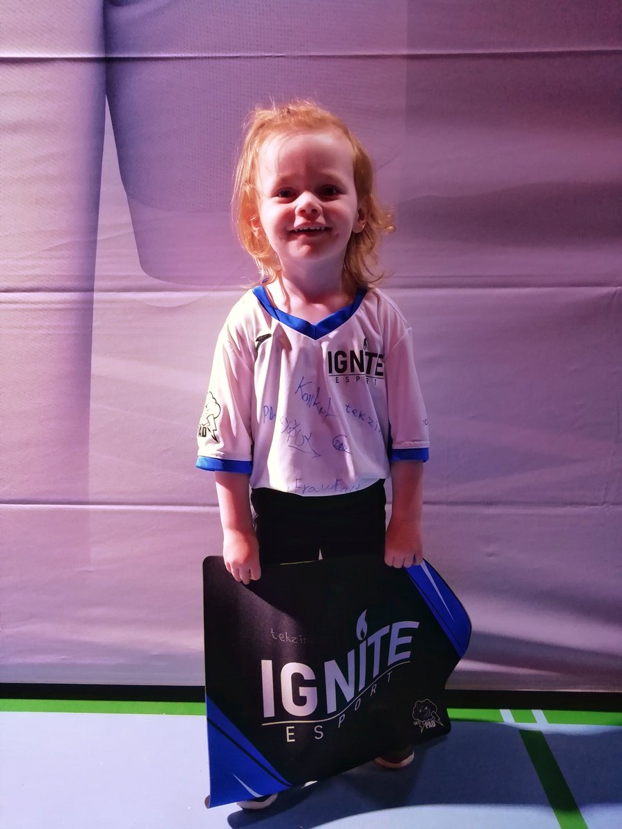 It feels bad not to advance to the final when our youngest fan suddenly appears in the arena.

This is Julie, she's 2 years old and is <a href="/TheKonkel/">Henrik Skriver</a> niece. She met the team and got her jersey signed and also got a signed mousepad from @SkyPADGaming for the wall.

Thx for showing up!