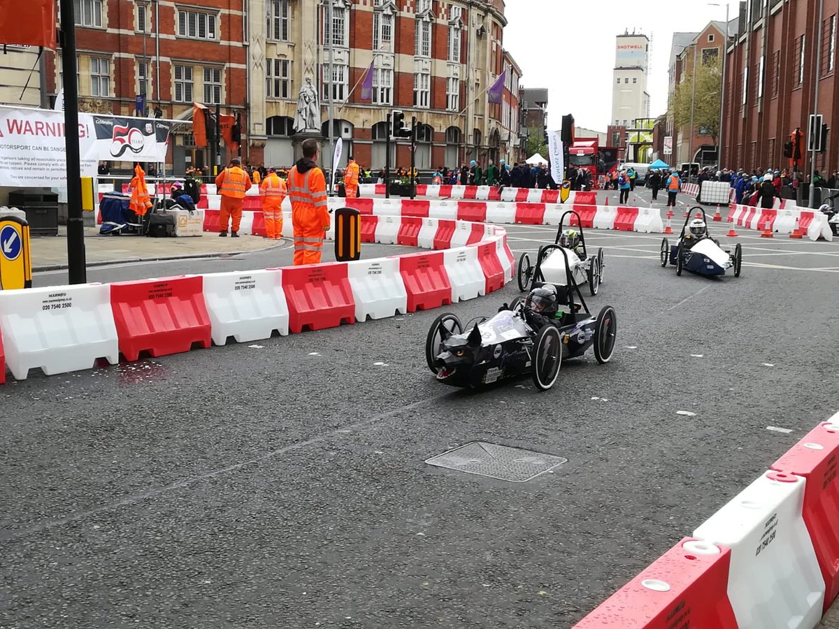 The University of Hull Young Carers team ‘The Thunderwolves’, live in action! 🏎 <a href="/greenporthull/">greenporthull</a> #hullstreetrace